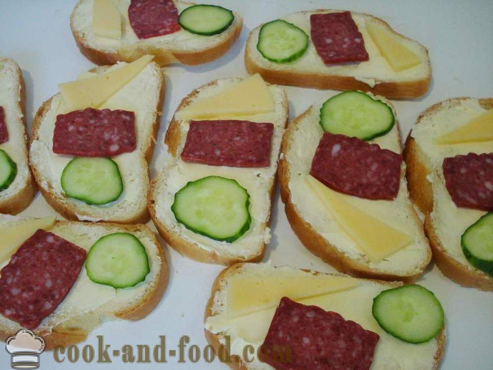 Sandwiches met worst, kaas en komkommer - hoe je een broodje met worst en kaas te maken, met een stap voor stap recept foto's