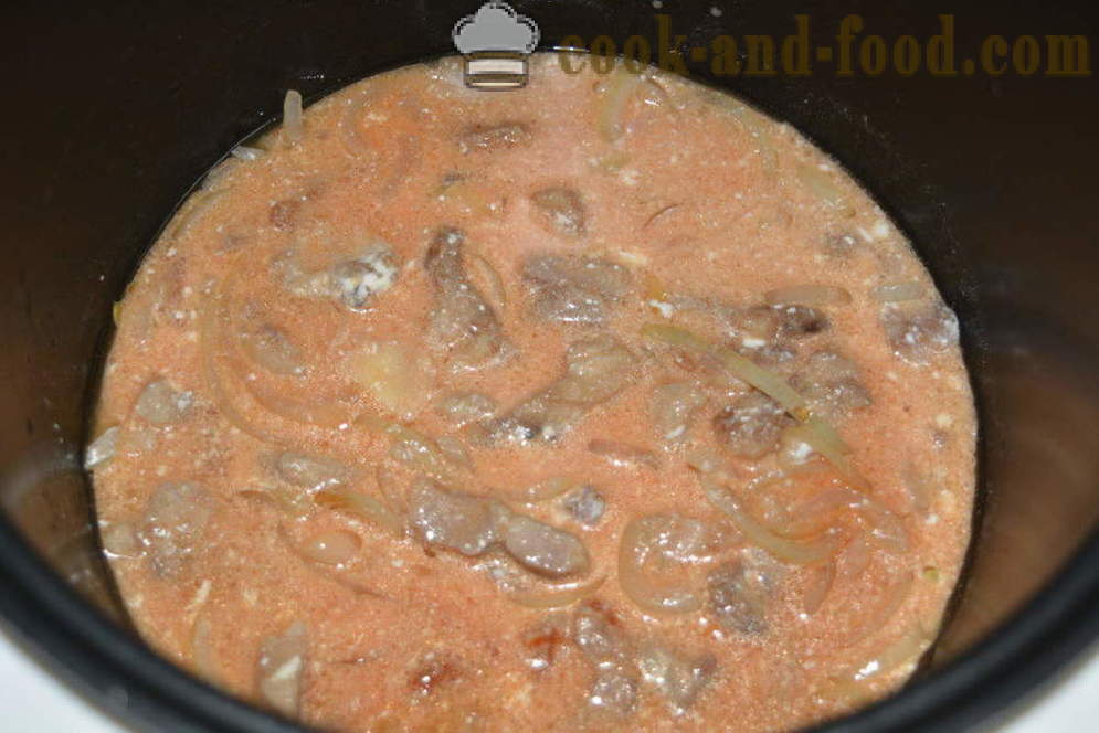 Varkensvlees Stroganoff met zure room en tomatenpuree - hoe beef stroganoff koken met jus in multivarka, stap voor stap recept foto's