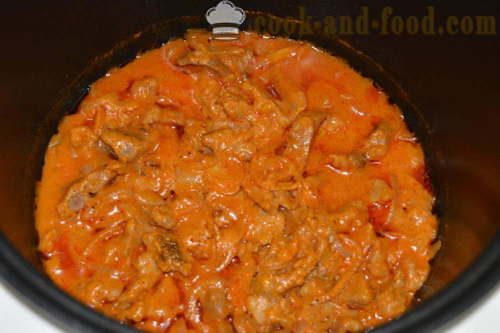 Varkensvlees Stroganoff met zure room en tomatenpuree - hoe beef stroganoff koken met jus in multivarka, stap voor stap recept foto's