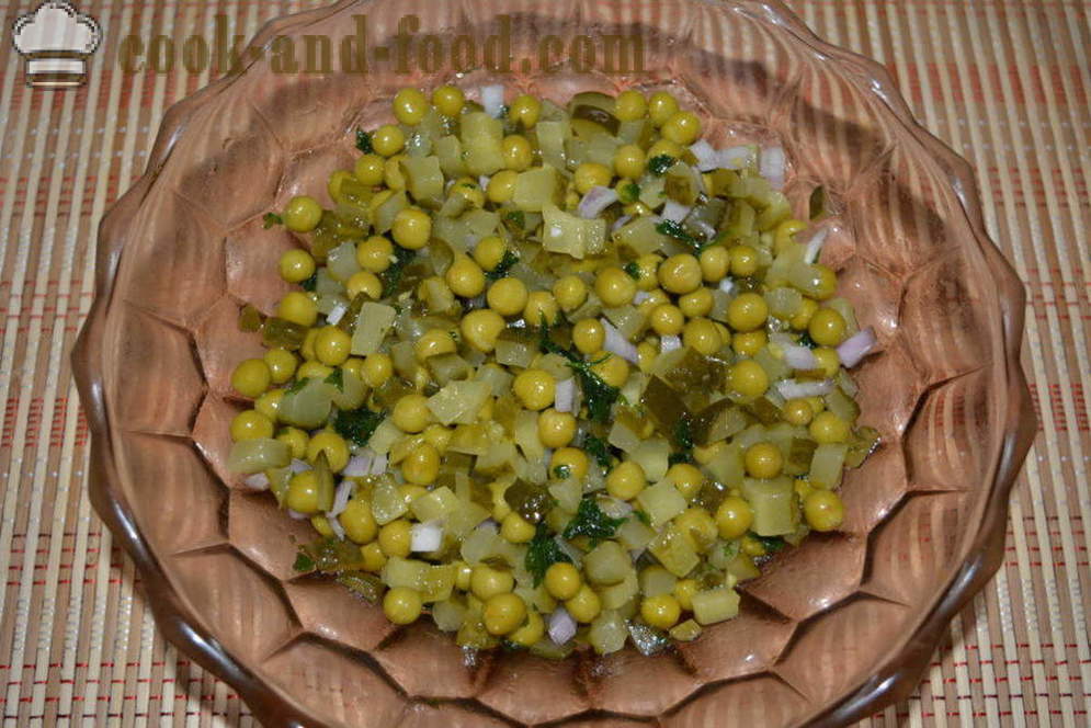 Salade met augurken en groene erwten in een haast - hoe je een heerlijke salade van ingelegde komkommers en erwten, een stap voor stap recept foto's te koken