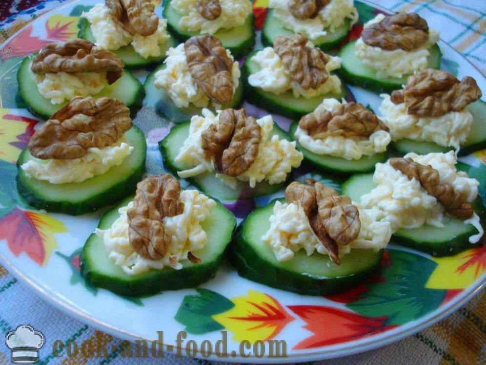 Een snack van kaas, komkommer en walnoten - hoe je een snelle snack, een stap voor stap recept foto's voor te bereiden