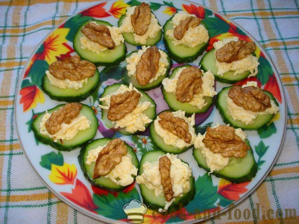 Een snack van kaas, komkommer en walnoten - hoe je een snelle snack, een stap voor stap recept foto's voor te bereiden