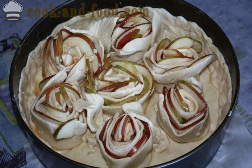 Rozen appels in bladerdeeg - heerlijke appel taart van bladerdeeg zoals appels verpakt in bladerdeeg als rozen, stap voor stap recept foto's