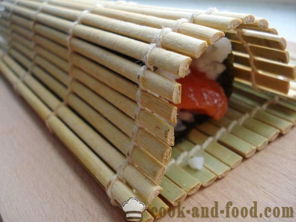De broodjes van sushi met rijst en rode vis - hoe sushi te koken thuis, stap voor stap recept foto's