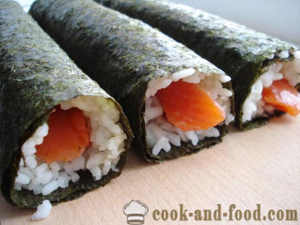 De broodjes van sushi met rijst en rode vis - hoe sushi te koken thuis, stap voor stap recept foto's