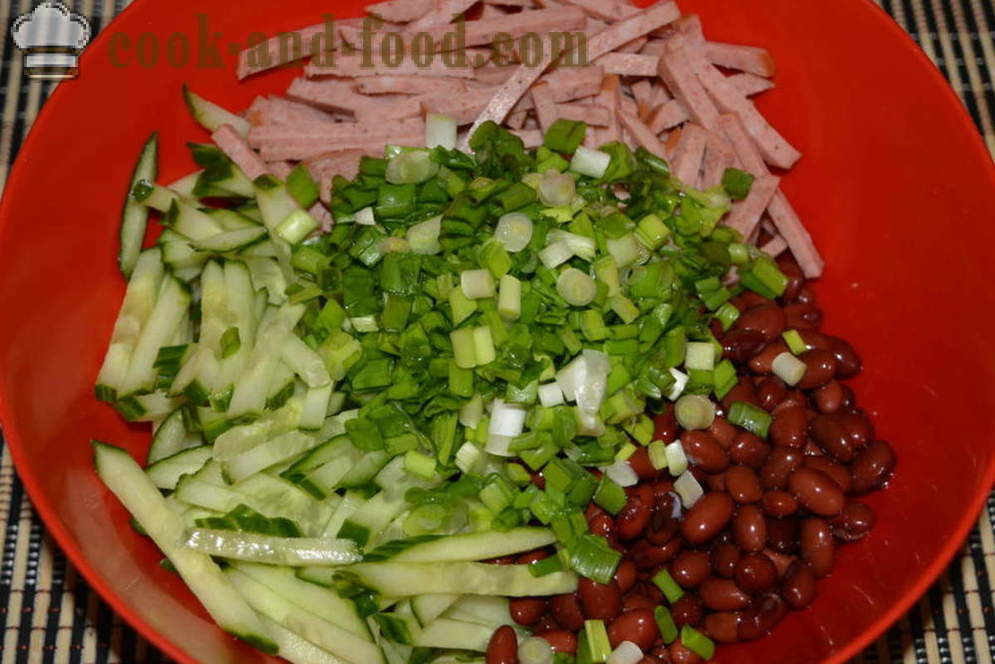 Salade met rode bonen en ingeblikte worst - Hoe maak je een salade met bonen en gerookte worst, een stap voor stap recept foto's voor te bereiden