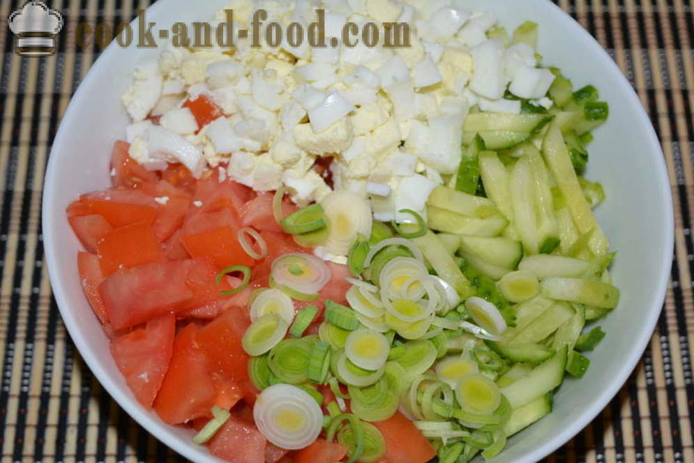 Eenvoudige salade van verse komkommers en tomaten met ei en prei - hoe je groente salade te koken met mayonaise, een stap voor stap recept foto's