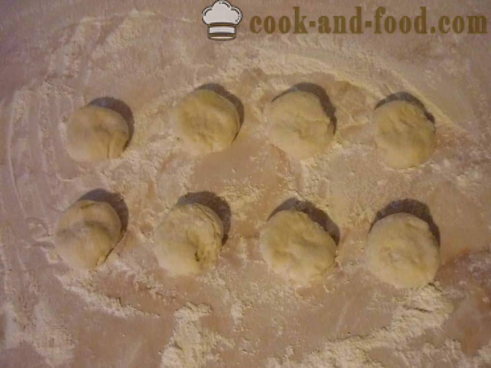 Gist cakes gebakken in een pan - hoe je taarten met vullingen, een stap voor stap recept foto's maken
