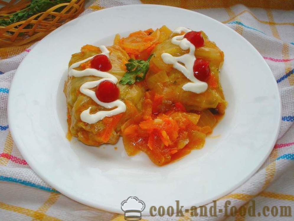 Gevulde kool met vlees en rijst in tomatensaus - hoe gevulde kool met gehakt koken in een pan, met een stap voor stap recept foto's