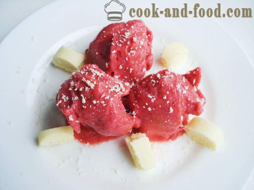 Romige aardbei ijs van bevroren fruit en gecondenseerde melk - hoe snel zelfgemaakt ijs met aardbeien, een stap voor stap recept foto's maken