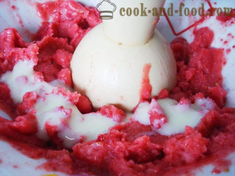 Romige aardbei ijs van bevroren fruit en gecondenseerde melk - hoe snel zelfgemaakt ijs met aardbeien, een stap voor stap recept foto's maken