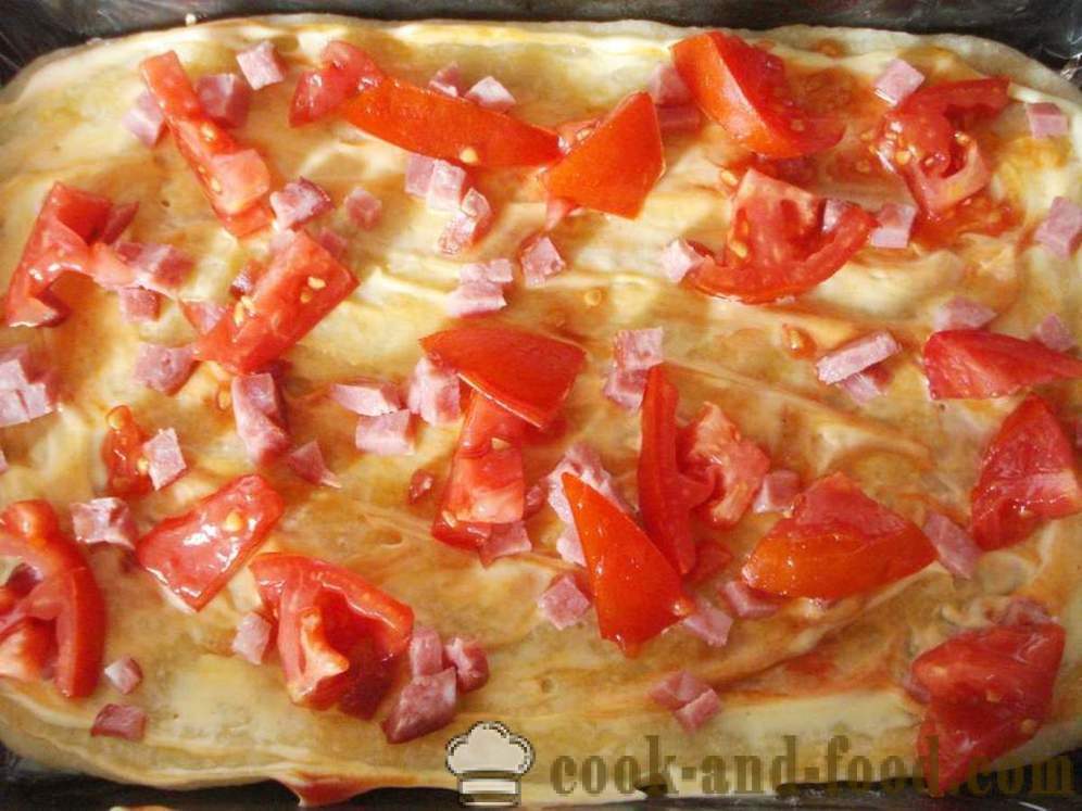 Pizza van de afgewerkte gistdeeg in de oven - hoe je een pizza met worst thuis, stap voor stap recept foto's