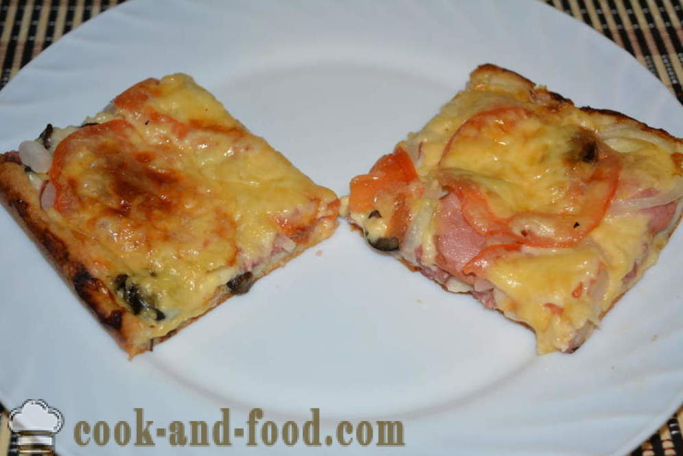 Fast pizza met zure room en mayonaise saus met worst en champignons - hoe je een pizza koken thuis in de oven, met een stap voor stap recept foto's
