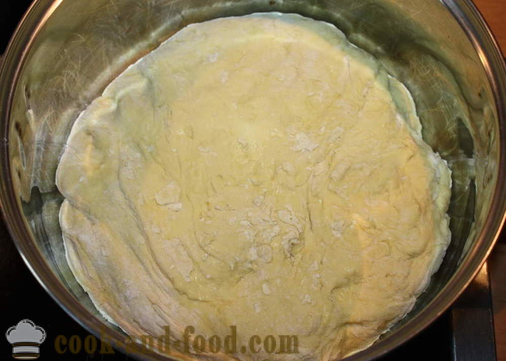 Cake van de gist met pompoen-achtige koken pompoentaart met grote sprongen, met een stap voor stap recept foto's