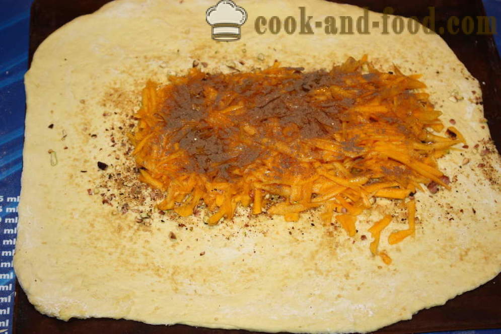 Cake van de gist met pompoen-achtige koken pompoentaart met grote sprongen, met een stap voor stap recept foto's