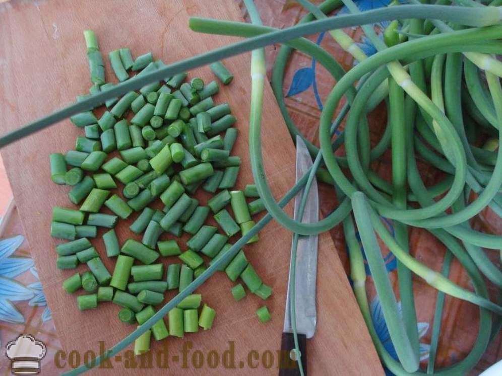 Knoflook pijlen in mayonaise of ongewone salade van knoflook pijlen - hoe om te koken een heerlijke knoflook pijlen, een stap voor stap recept foto's