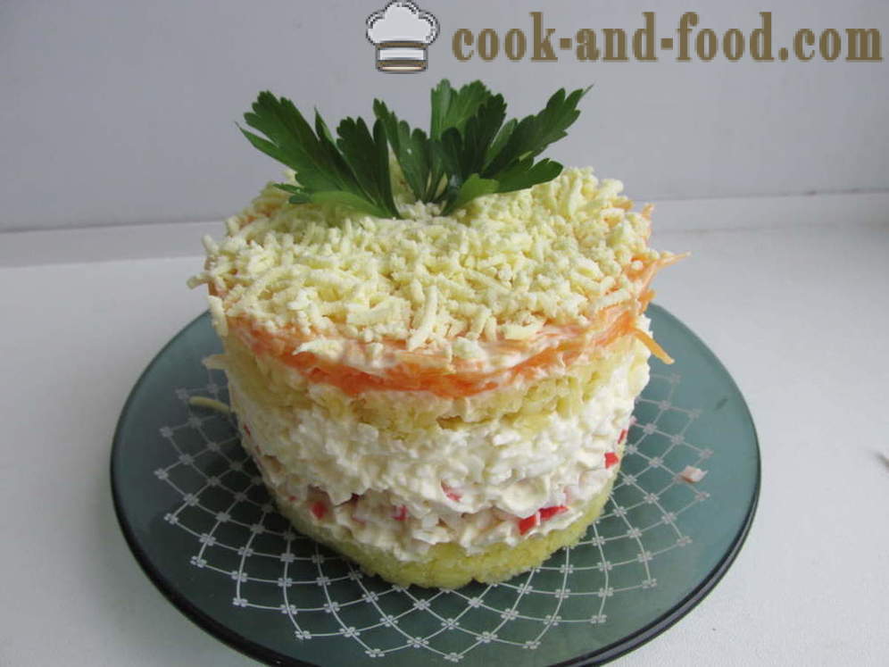 Eenvoudige gelaagde salade met krab sticks - hoe je een salade met krab sticks, een stap voor stap recept foto's voor te bereiden