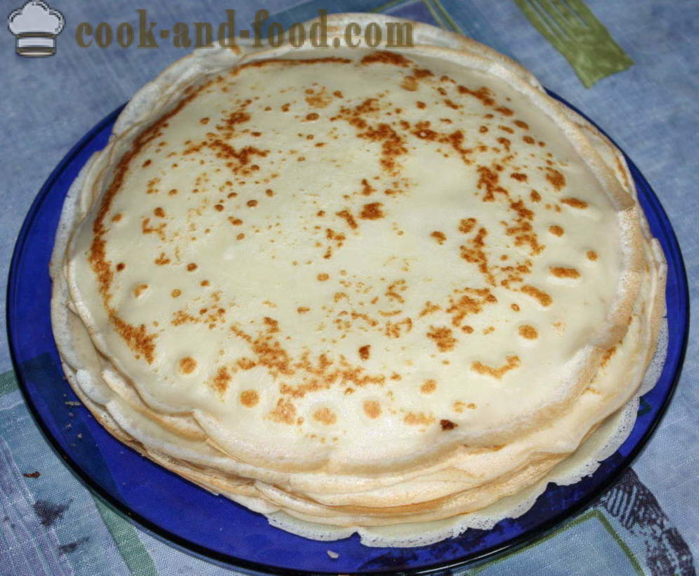 Pannenkoek taart met paddestoelen, kaas en groenten in de oven - stap voor stap hoe je een pannenkoek taart recept met foto koken