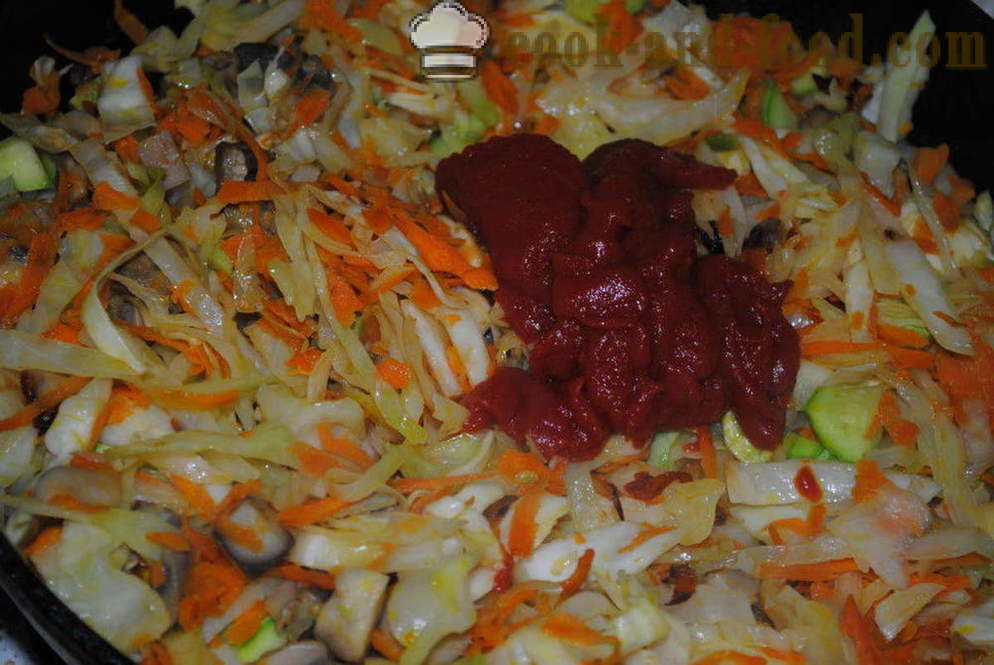 Gestoofde kool met champignons en tomatenpuree in een pan - hoe je een heerlijke stoofpot van kool, een stap voor stap recept foto's te koken