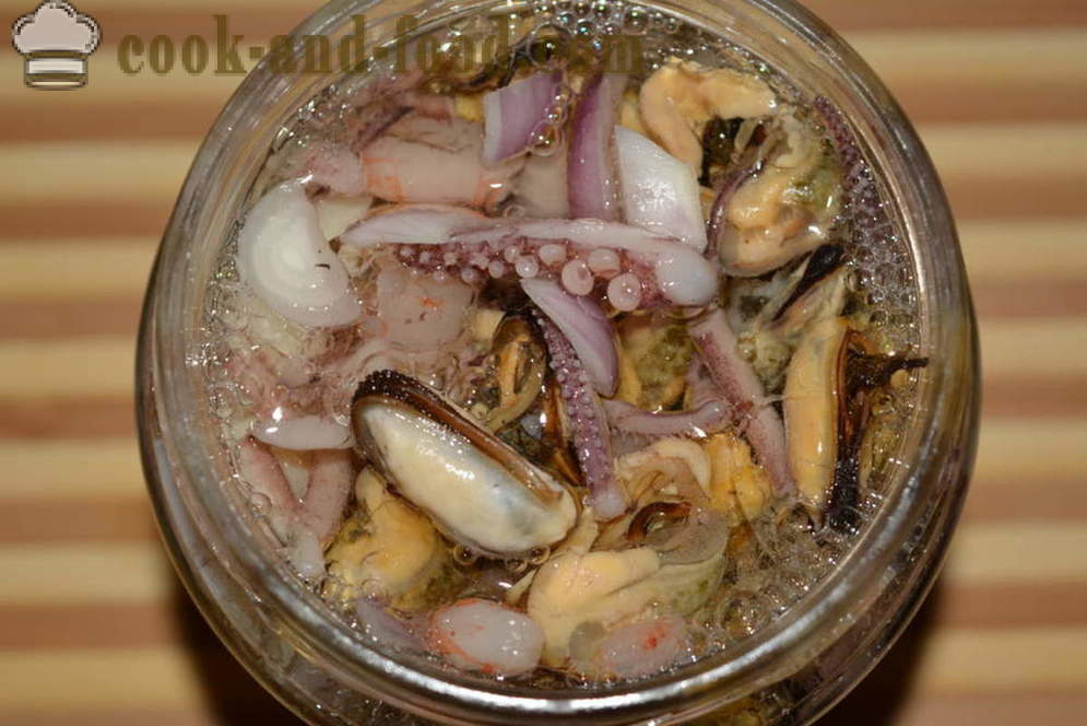 Gemarineerde zeevruchtencocktail, zowel in de winkel - hoe bevroren vis thuis, stap voor stap recept foto's augurk
