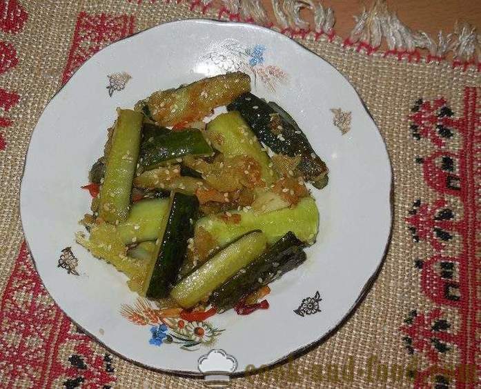 Gebakken komkommer met hete peper, knoflook, en sesamzaad, hoe je gebakken komkommer koken - een stap voor stap recept foto's