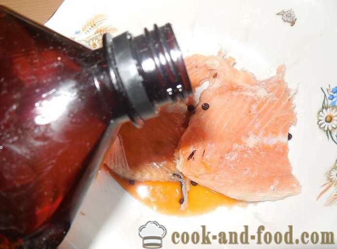 Hoe te ruggen van rode vissen augurk met een vloeibare rook - een heerlijk recept ruggen gezouten zalm, met foto's