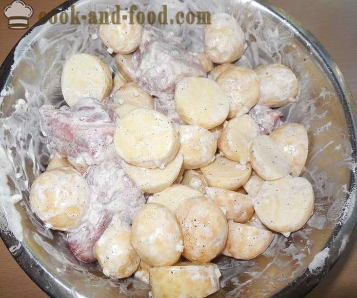 Heerlijke nieuwe aardappelen gebakken in de oven met het vlees - zo lekker gebakken nieuwe aardappelen in het gat, het recept met foto's, stap voor stap