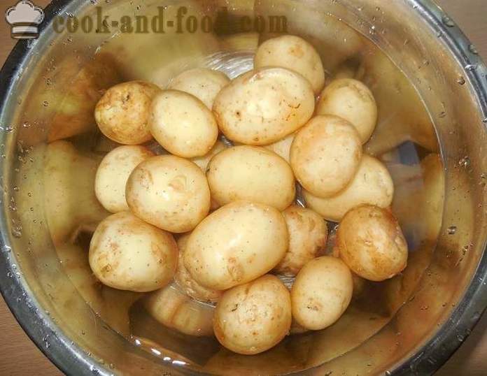 Heerlijke nieuwe aardappelen gebakken in de oven met het vlees - zo lekker gebakken nieuwe aardappelen in het gat, het recept met foto's, stap voor stap