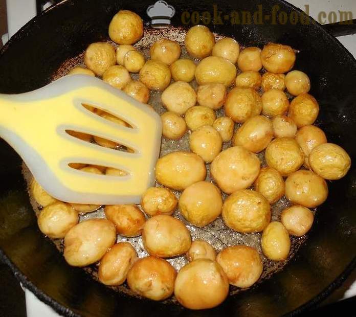 Krielaardappeltjes geheel geroosterd in een pan met knoflook en dille - hoe schoon te maken en te koken een kleine nieuwe aardappelen, recept met foto