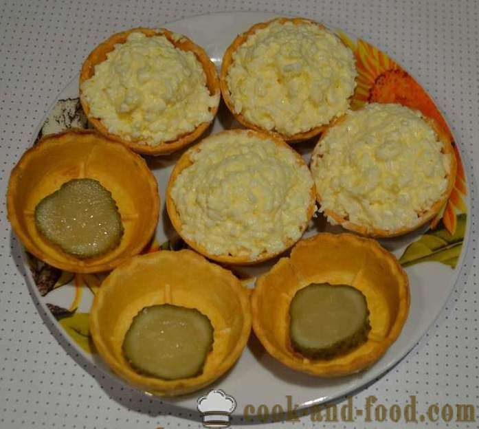 Heerlijke vakantie taartjes met kaas en eieren - een eenvoudig recept voor het vullen en prachtig ingericht snacks taartje met foto