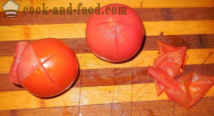 Quick gezouten tomaten met knoflook en kruiden in een pan - recept voor ingelegde tomaat, met foto's