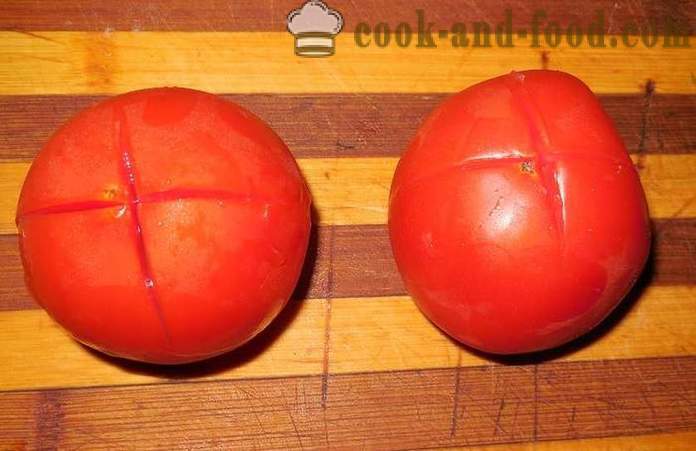 Quick gezouten tomaten met knoflook en kruiden in een pan - recept voor ingelegde tomaat, met foto's