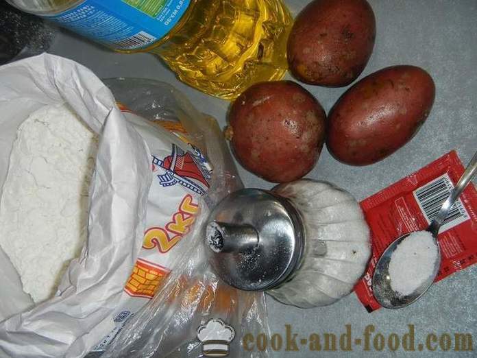 Gist cakes met gebakken aardappelen in een pan