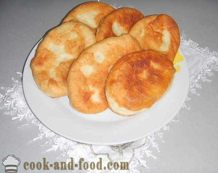 Gist cakes met gebakken aardappelen in een pan