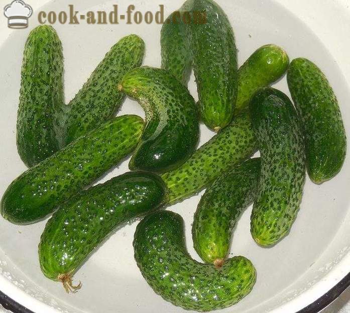 Knapperige gezouten komkommers in een pakket - hoe gezouten komkommers snel te maken, recept met foto