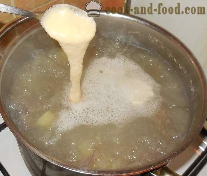 Soep met bollen in vleesbouillon - hoe dumplings eieren en bloem te maken - een stap voor stap recept foto's
