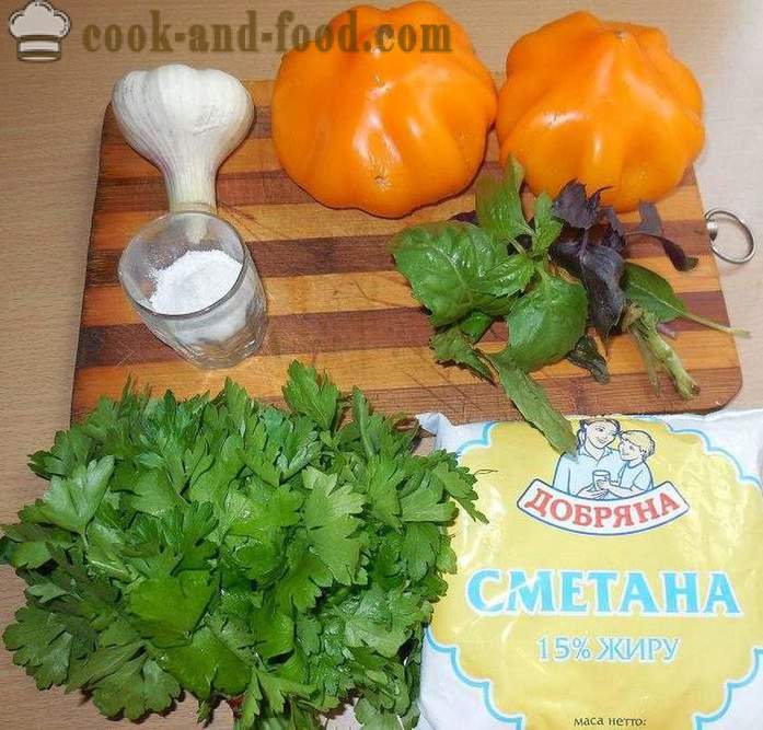 Een eenvoudige en heerlijke salade van verse tomaten met zure room, knoflook en basilicum - hoe tomatensalade koken - recept met foto's - stap voor stap