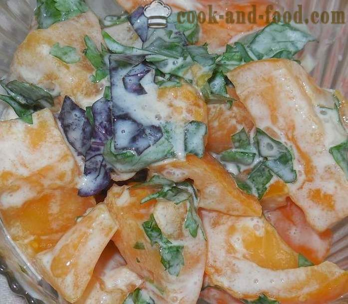Een eenvoudige en heerlijke salade van verse tomaten met zure room, knoflook en basilicum - hoe tomatensalade koken - recept met foto's - stap voor stap