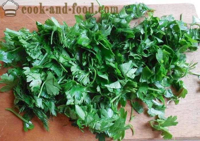 Ingelegde radijs met bieten en groene ui - smakelijke salade van radijs - het recept met een foto