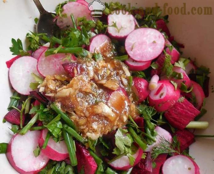 Ingelegde radijs met bieten en groene ui - smakelijke salade van radijs - het recept met een foto