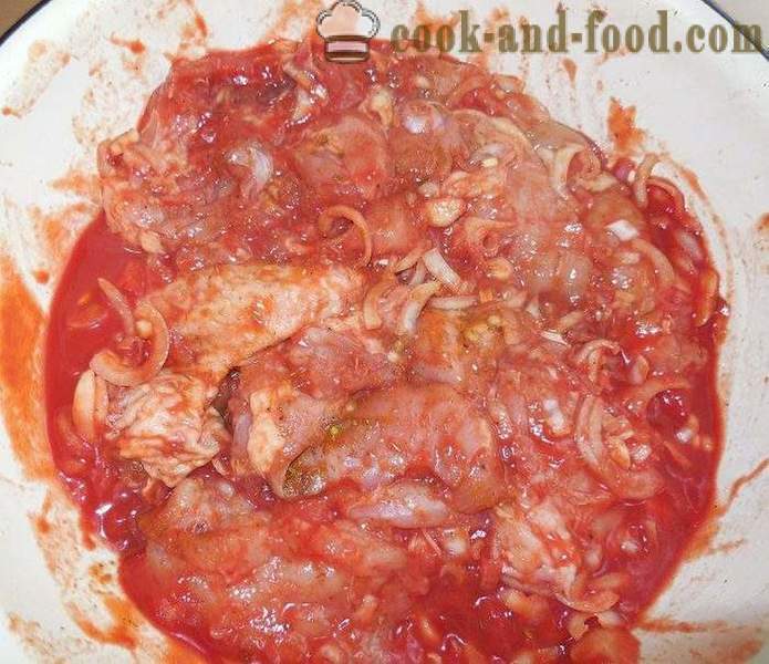 Barbecue kip op de grill - heerlijk en sappige spiesjes van kip in tomatensaus - een stap voor stap recept foto's