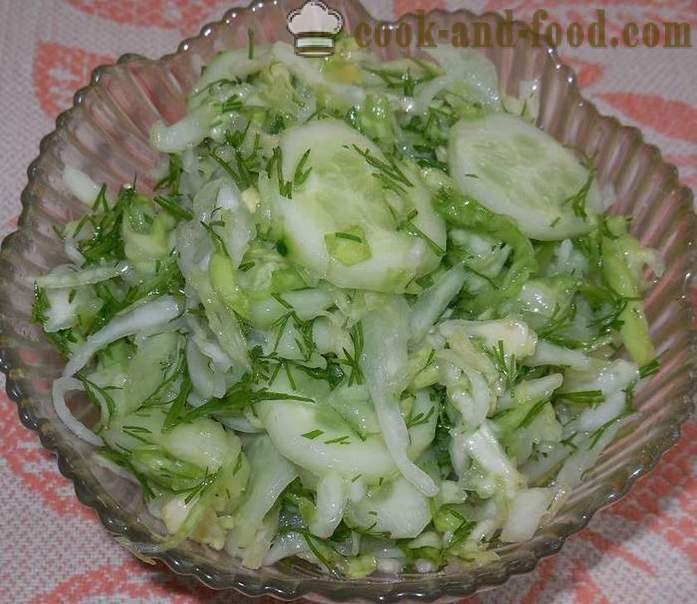 Heerlijke salade van jonge kool en komkommers met azijn en zonnebloemolie - een stap voor stap recept foto's