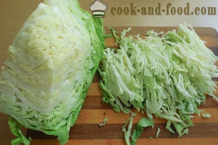 Heerlijke salade van jonge kool en komkommers met azijn en zonnebloemolie - een stap voor stap recept foto's
