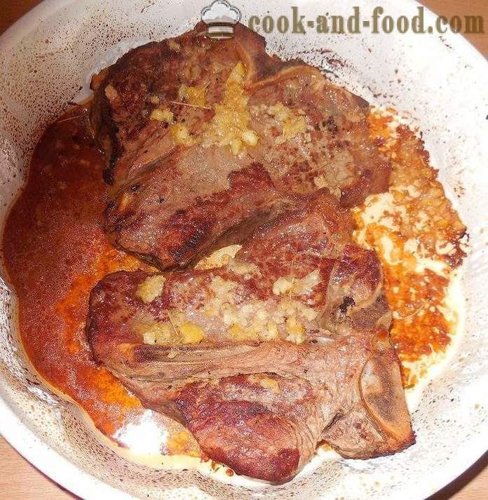 Heerlijke en sappige biefstuk of varkensvlees Ti Bon - koken vol roosteren van vlees - een stap voor stap recept foto's