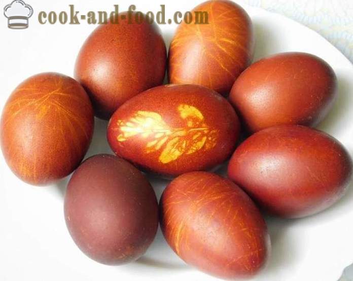 Hoe de eieren schilderen in uihuiden met een patroon of uniform - het recept met een foto - stap door de juiste kleur van de eieren ui skins