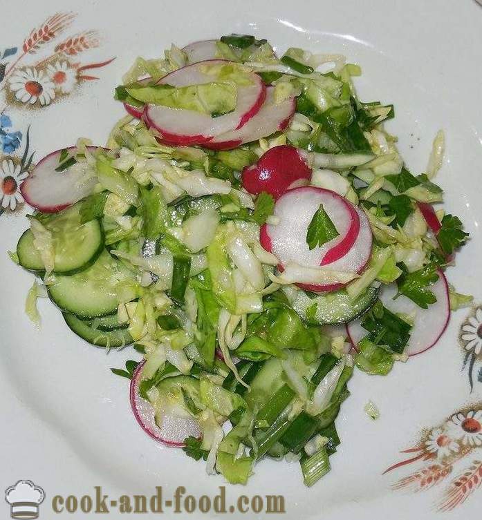 Eenvoudig en heerlijke lente salade van kool, radijs en komkommers zonder mayonaise - hoe je een lente salade te maken met een stap voor stap recept foto's