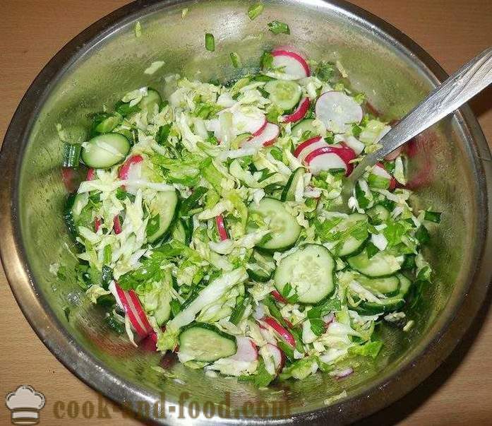 Eenvoudig en heerlijke lente salade van kool, radijs en komkommers zonder mayonaise - hoe je een lente salade te maken met een stap voor stap recept foto's