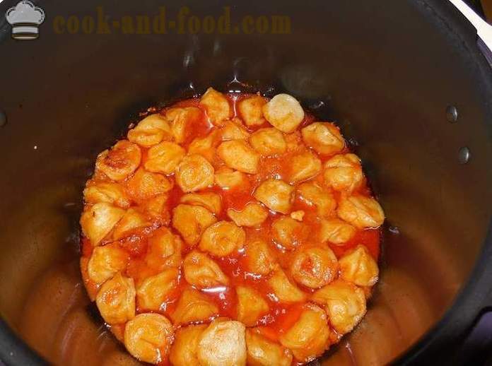 Dumplings in multivarka gestoofd in een saus van zure room en tomaat - hoe dumplings in multivarka koken - een eenvoudig recept met een foto