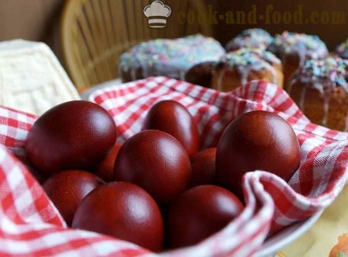 Pasen eieren geverfd met ui kaf - hoe u de eieren schilderen in uihuiden, eenvoudige manieren van het schilderen van Pasen.