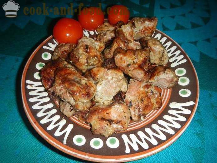 Juicy varkensvlees op de grill - hoe het vlees voor kebabs, barbecue, grillen of braden op de barbecue recept met foto's marineren.